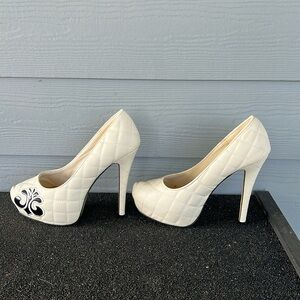 Dereon quilted pumps